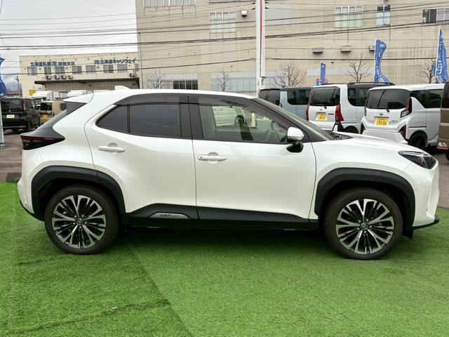 ヤリスクロス ハイブリッドＺ　４ＷＤ　トヨタセーフティセンス　禁煙　ＢＳＭ　ナビ機能付きディスプレイオーディオ　パノラミックビューモニター　フルセグＴＶ　Ｂｌｕｅｔｏｏｔｈ　ＥＴＣ　ＡＣ１００Ｖ電源　ハンズフリーパワーバックドア　レーダークルコン　シートヒーター（6枚目）