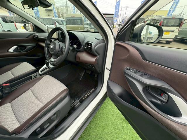 ヤリスクロス ハイブリッドＺ　４ＷＤ　トヨタセーフティセンス　禁煙　ＢＳＭ　ナビ機能付きディスプレイオーディオ　パノラミックビューモニター　フルセグＴＶ　Ｂｌｕｅｔｏｏｔｈ　ＥＴＣ　ＡＣ１００Ｖ電源　ハンズフリーパワーバックドア　レーダークルコン　シートヒーター（11枚目）