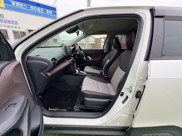 ヤリスクロス ハイブリッドＺ　４ＷＤ　トヨタセーフティセンス　禁煙　ＢＳＭ　ナビ機能付きディスプレイオーディオ　パノラミックビューモニター　フルセグＴＶ　Ｂｌｕｅｔｏｏｔｈ　ＥＴＣ　ＡＣ１００Ｖ電源　ハンズフリーパワーバックドア　レーダークルコン　シートヒーター（14枚目）