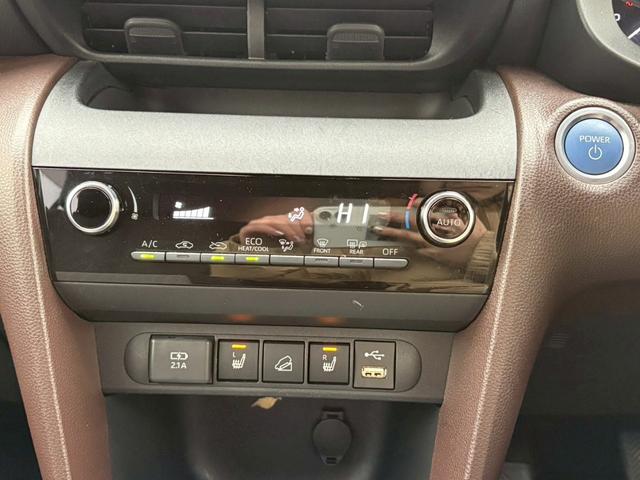 ヤリスクロス ハイブリッドＺ　４ＷＤ　トヨタセーフティセンス　禁煙　ＢＳＭ　ナビ機能付きディスプレイオーディオ　パノラミックビューモニター　フルセグＴＶ　Ｂｌｕｅｔｏｏｔｈ　ＥＴＣ　ＡＣ１００Ｖ電源　ハンズフリーパワーバックドア　レーダークルコン　シートヒーター（24枚目）