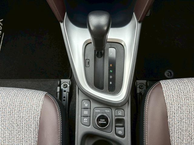 ヤリスクロス ハイブリッドＺ　４ＷＤ　トヨタセーフティセンス　禁煙　ＢＳＭ　ナビ機能付きディスプレイオーディオ　パノラミックビューモニター　フルセグＴＶ　Ｂｌｕｅｔｏｏｔｈ　ＥＴＣ　ＡＣ１００Ｖ電源　ハンズフリーパワーバックドア　レーダークルコン　シートヒーター（26枚目）