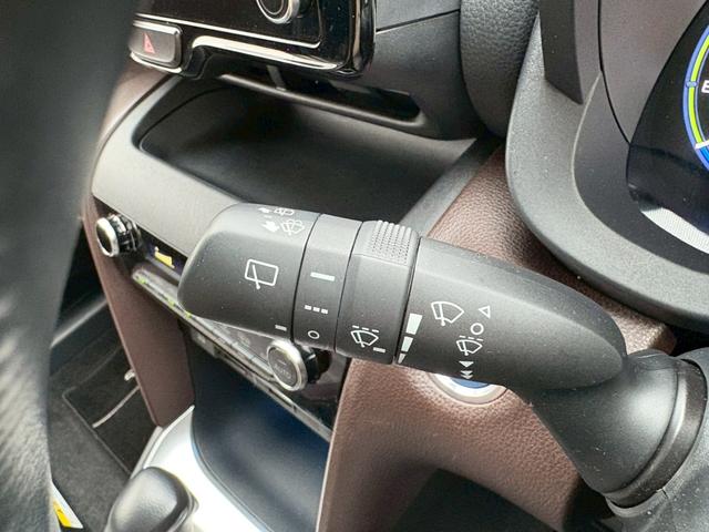 ヤリスクロス ハイブリッドＺ　４ＷＤ　トヨタセーフティセンス　禁煙　ＢＳＭ　ナビ機能付きディスプレイオーディオ　パノラミックビューモニター　フルセグＴＶ　Ｂｌｕｅｔｏｏｔｈ　ＥＴＣ　ＡＣ１００Ｖ電源　ハンズフリーパワーバックドア　レーダークルコン　シートヒーター（31枚目）