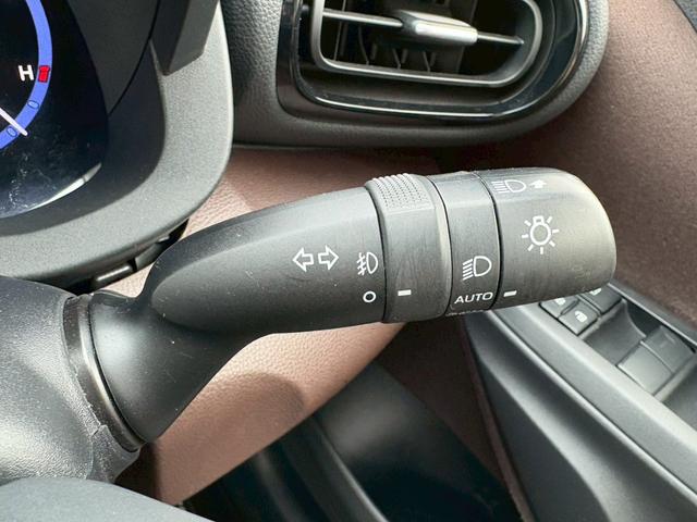 ヤリスクロス ハイブリッドＺ　４ＷＤ　トヨタセーフティセンス　禁煙　ＢＳＭ　ナビ機能付きディスプレイオーディオ　パノラミックビューモニター　フルセグＴＶ　Ｂｌｕｅｔｏｏｔｈ　ＥＴＣ　ＡＣ１００Ｖ電源　ハンズフリーパワーバックドア　レーダークルコン　シートヒーター（32枚目）