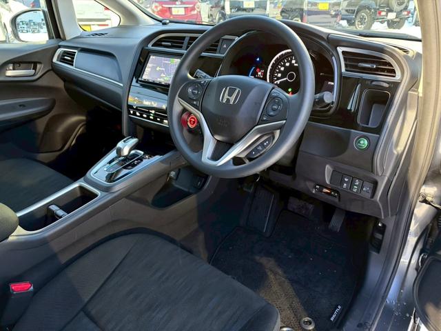 シャトル ハイブリッド　ホンダセンシング　４ＷＤ　東京仕入　寒冷地仕様　禁煙　メモリーナビ　フルセグＴＶ　Ｂｌｕｅｔｏｏｔｈ　バックカメラ　ＥＴＣ　追従型クルコン　スマートキー　プッシュスタート　ヘッドライトレベライザー　ウィンカーミラー　オートエアコン（12枚目）
