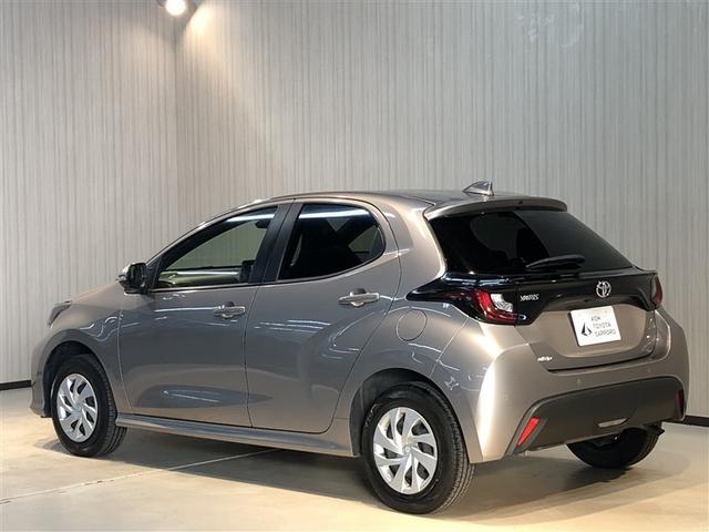 ヤリス Ｘ　追突防止装置　ＶＳＣ　スマートキー＆プッシュスタート　イモビライザー　寒冷地仕様　Ｂカメラ　マニュアルエアコン　ＥＴＣ付　ナビ　Ａクルコン　レンタアップ　４ＷＤ　パワーウインドウ　ＡＢＳ　キーレス（7枚目）