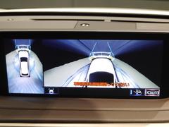 【全方位型モニター】クルマを上空から見下ろしているかのように、直感的に周囲の状況を把握できる全方位型モニター。狭い場所での駐車でも周囲が映像で確認できます。 4