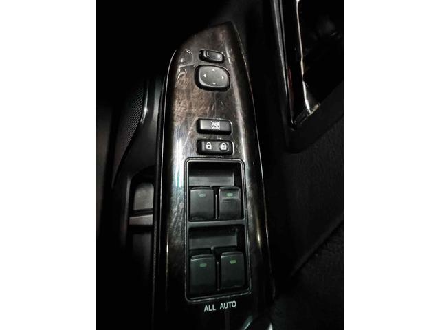 ヴェルファイアハイブリッド ＺＲ　４ＷＤ　ハイブリッド　ＥＴＣ　バックカメラ　ナビ　ＴＶ　両側電動スライドドア　クリアランスソナー　オートクルーズコントロール　ＨＩＤ　パワーシート　スマートキー　電動格納ミラー　１００Ｖ電源　ＣＶＴ（17枚目）