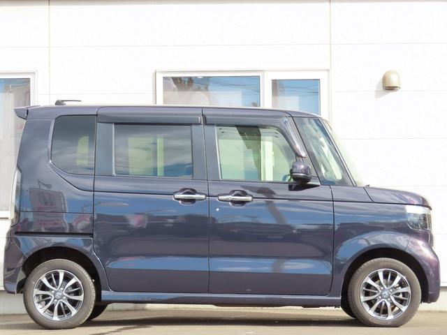 Ｎ－ＢＯＸカスタム ベースグレード　純正８型ナビ・リア右側パワースライドドア・運転席＆助手席シートヒーター・シートバックテーブル（運転席＆助手席）・オートリトラミラー・左右独立式リアセンターアームレスト・本革巻ステアリング（7枚目）