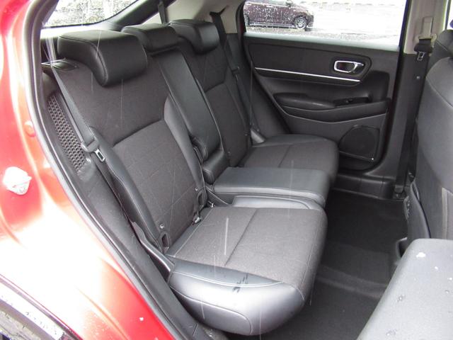 ヴェゼル ｅ：ＨＥＶＺ　純正ＥＴＣ付・純正エンジンスタータ・オーディオレス・運転席助手席シートヒーター・パワーテールゲート・ブラインドスポットインフォメーション・親水／ヒーテッドドアミラー＋熱線入りフロントウインドウ（16枚目）