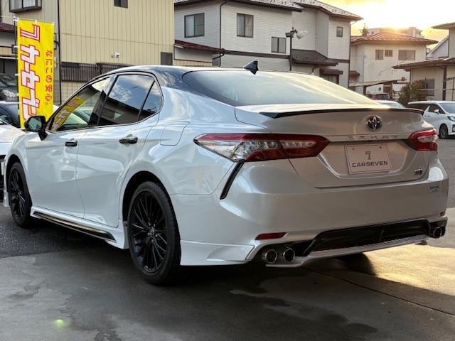 カムリ ＷＳブラックエディション　ＴＲＤエアロ　ＴＲＤマフラー　パフォーマンスダンパー　セーフティーセンス　コーナーセンサー　ＨＵＤ　ＢＳＭ　ナビ機能付きディスプレイオーディオ　Ｂカメラ　ＢＴ　ＥＴＣ２．０　ドラレコ前後　赤革シート（9枚目）