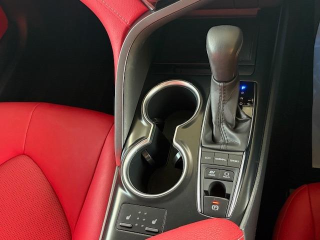 カムリ ＷＳブラックエディション　ＴＲＤエアロ　ＴＲＤマフラー　パフォーマンスダンパー　セーフティーセンス　コーナーセンサー　ＨＵＤ　ＢＳＭ　ナビ機能付きディスプレイオーディオ　Ｂカメラ　ＢＴ　ＥＴＣ２．０　ドラレコ前後　赤革シート（36枚目）