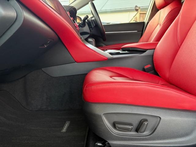 カムリ ＷＳブラックエディション　ＴＲＤエアロ　ＴＲＤマフラー　パフォーマンスダンパー　セーフティーセンス　コーナーセンサー　ＨＵＤ　ＢＳＭ　ナビ機能付きディスプレイオーディオ　Ｂカメラ　ＢＴ　ＥＴＣ２．０　ドラレコ前後　赤革シート（42枚目）