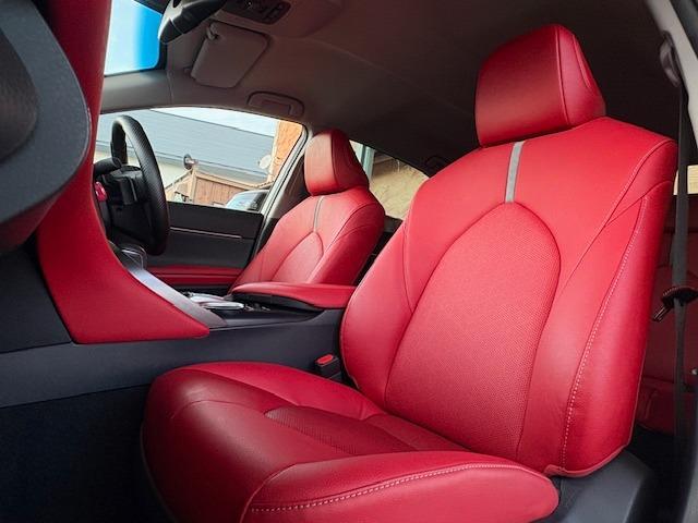 カムリ ＷＳブラックエディション　ＴＲＤエアロ　ＴＲＤマフラー　パフォーマンスダンパー　セーフティーセンス　コーナーセンサー　ＨＵＤ　ＢＳＭ　ナビ機能付きディスプレイオーディオ　Ｂカメラ　ＢＴ　ＥＴＣ２．０　ドラレコ前後　赤革シート（43枚目）