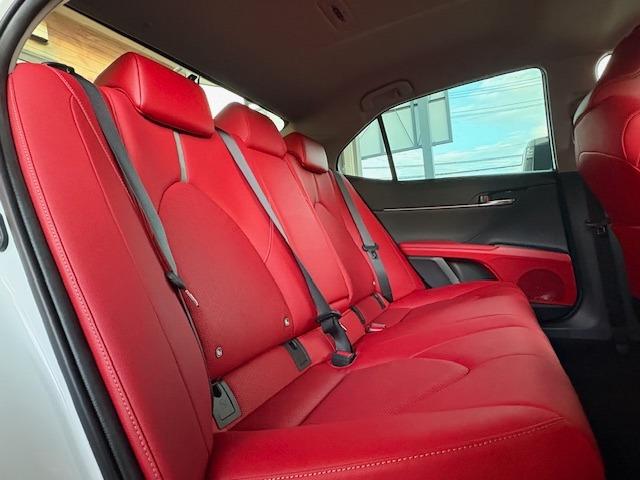 カムリ ＷＳブラックエディション　ＴＲＤエアロ　ＴＲＤマフラー　パフォーマンスダンパー　セーフティーセンス　コーナーセンサー　ＨＵＤ　ＢＳＭ　ナビ機能付きディスプレイオーディオ　Ｂカメラ　ＢＴ　ＥＴＣ２．０　ドラレコ前後　赤革シート（47枚目）