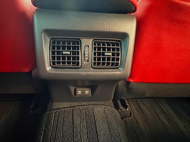 カムリ ＷＳブラックエディション　ＴＲＤエアロ　ＴＲＤマフラー　パフォーマンスダンパー　セーフティーセンス　コーナーセンサー　ＨＵＤ　ＢＳＭ　ナビ機能付きディスプレイオーディオ　Ｂカメラ　ＢＴ　ＥＴＣ２．０　ドラレコ前後　赤革シート（50枚目）