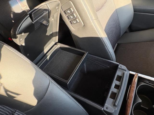 フーガ ２５０ＧＴ　全周囲カメラ　レーダークルーズ　ＢＳＭ　クリアランスソナー　純正Ｂｌｕｅｔｏｏｔｈ対応ナビ　フルセグＴＶ　ＥＴＣ　オットマン　　ＬＥＤヘッドライト　ハーフレザー　運転席＆助手席パワーシート　純正ＡＷ（33枚目）