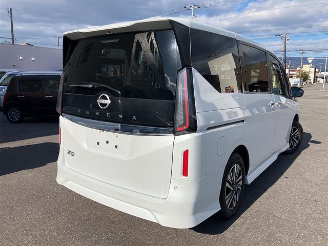 セレナ ハイウェイスターＶ　４ＷＤ　全周囲カメラ　ナビ　ＴＶ　クリアランスソナー　オートクルーズコントロール　衝突被害軽減システム　両側電動スライドドア　ＬＥＤヘッドランプ　スマートキー　アイドリングストップ　電動格納ミラー（8枚目）