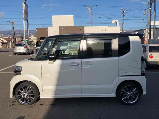 Ｎ－ＢＯＸカスタム Ｇ・Ａパッケージ　４ＷＤ　両側スライド・片側電動　ナビ　ＴＶ　衝突被害軽減システム　ＨＩＤ　スマートキー　アイドリングストップ　ベンチシート　ＣＶＴ　盗難防止システム　ＡＢＳ　ＥＳＣ　アルミホイール　エアコン（5枚目）