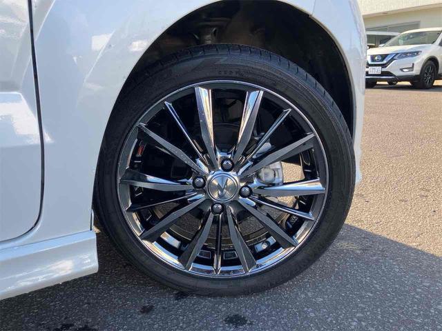 Ｎ－ＢＯＸカスタム Ｇ・Ａパッケージ　４ＷＤ　両側スライド・片側電動　ナビ　ＴＶ　衝突被害軽減システム　ＨＩＤ　スマートキー　アイドリングストップ　ベンチシート　ＣＶＴ　盗難防止システム　ＡＢＳ　ＥＳＣ　アルミホイール　エアコン（11枚目）