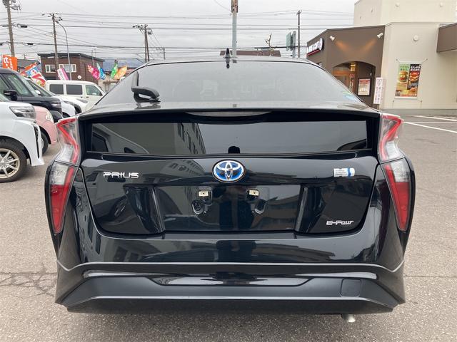 プリウス Ｓツーリングセレクション　４ＷＤ　ＥＴＣ　バックカメラ　ナビ　ＴＶ　アルミホイール　モデリスタエアロ　ＬＥＤヘッドランプ　ＣＶＴ　シートヒーター　スマートキー　盗難防止システム　　ＡＢＳ　ＥＳＣ　エアコン　パワーステアリング（6枚目）