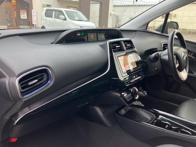 プリウス Ｓツーリングセレクション　４ＷＤ　ＥＴＣ　バックカメラ　ナビ　ＴＶ　アルミホイール　モデリスタエアロ　ＬＥＤヘッドランプ　ＣＶＴ　シートヒーター　スマートキー　盗難防止システム　　ＡＢＳ　ＥＳＣ　エアコン　パワーステアリング（11枚目）
