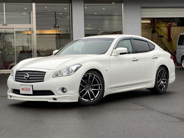 フーガ ３７０ＧＴ　ＦＯＵＲ　４ＷＤ／社外スポイラー／社外２０インチアルミホイール／ハーフレザーシート／ローダウン／純正ナビゲーション／バックモニター／ＥＴＣ／パワーオットマン／（2枚目）