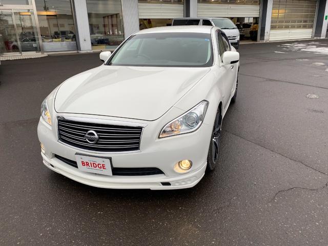 フーガ ３７０ＧＴ　ＦＯＵＲ　４ＷＤ／社外スポイラー／社外２０インチアルミホイール／ハーフレザーシート／ローダウン／純正ナビゲーション／バックモニター／ＥＴＣ／パワーオットマン／（4枚目）