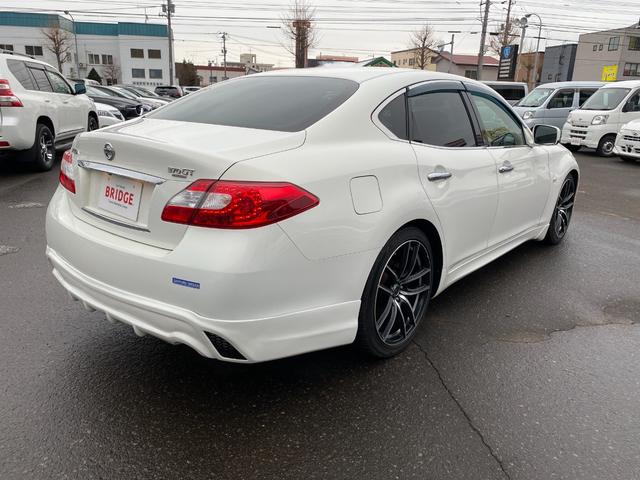 フーガ ３７０ＧＴ　ＦＯＵＲ　４ＷＤ／社外スポイラー／社外２０インチアルミホイール／ハーフレザーシート／ローダウン／純正ナビゲーション／バックモニター／ＥＴＣ／パワーオットマン／（9枚目）