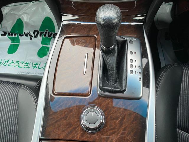 フーガ ３７０ＧＴ　ＦＯＵＲ　４ＷＤ／社外スポイラー／社外２０インチアルミホイール／ハーフレザーシート／ローダウン／純正ナビゲーション／バックモニター／ＥＴＣ／パワーオットマン／（31枚目）