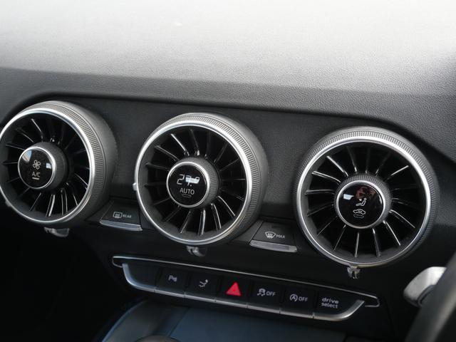 ＴＴロードスター ２．０ＴＦＳＩクワトロ　アシスタンスＰＫＧ　１２．３インチＭＭＩナビＴＶ　バーチャルコックピット　オプション黒革スポーツシート　電動オープン　リヤビューカメラ　ＬＥＤヘッドライト　クルーズコントロール　クリアランスソナー（9枚目）