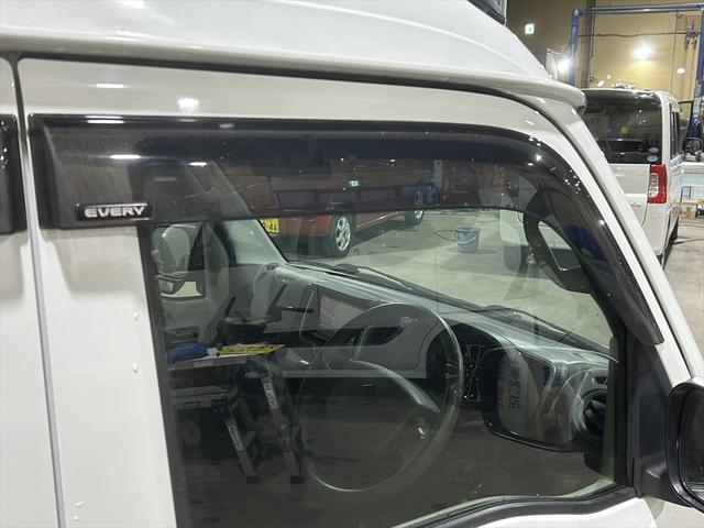 エブリイ ＰＣ　セーフティーサポート装着車・フルセグＴＶナビ・Ｂｌｕｅｔｏｏｔｈ・ＤＶＤ再生・キーレス・ミラーヒーター・衝突軽減ブレーキ・誤発進抑制装置・横滑り防止装置・ＡＢＳ・Ｗエアバック・禁煙車・４ＷＤ（9枚目）