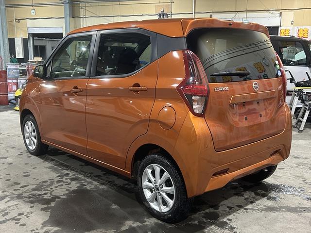 デイズ Ｘ　アラウンドビューモニター・衝突軽減ブレーキ・誤発進抑制装置・横滑り防止装置・シートヒーター・ミラーヒーター・バックカメラ・純正アルミホイール・サイドエアバック・カーテンエアバック・禁煙車・ＡＢＳ４ＷＤ（6枚目）