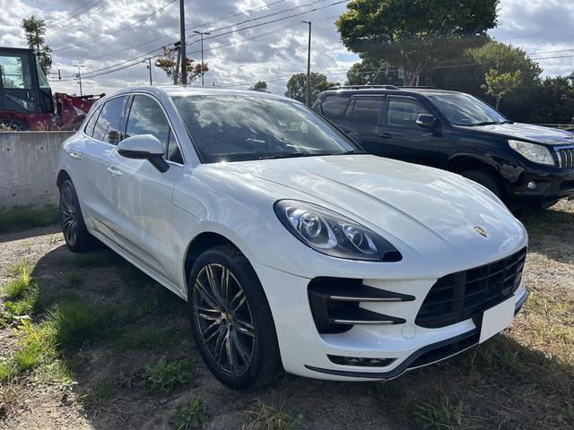 マカン マカン　ターボ　ターボ（５名）　本革シート　電動格納ミラー　３６０度カメラ　シートヒータ　バックモニター　Ｓカメラ　ＨＤＤナビ　盗難防止システム　ツインターボ　オートエアコン　オートライト　４ＷＤ　ナビ（6枚目）