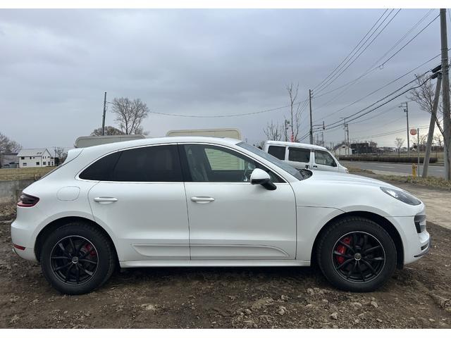 マカン マカン　ターボ　ターボ（５名）　本革シート　電動格納ミラー　３６０度カメラ　シートヒータ　バックモニター　Ｓカメラ　ＨＤＤナビ　盗難防止システム　ツインターボ　オートエアコン　オートライト　４ＷＤ　ナビ（8枚目）