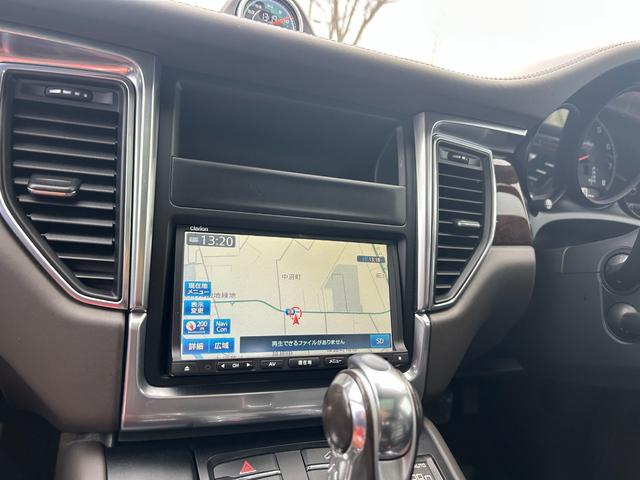 マカン マカン　ターボ　ターボ（５名）　本革シート　電動格納ミラー　３６０度カメラ　シートヒータ　バックモニター　Ｓカメラ　ＨＤＤナビ　盗難防止システム　ツインターボ　オートエアコン　オートライト　４ＷＤ　ナビ（18枚目）