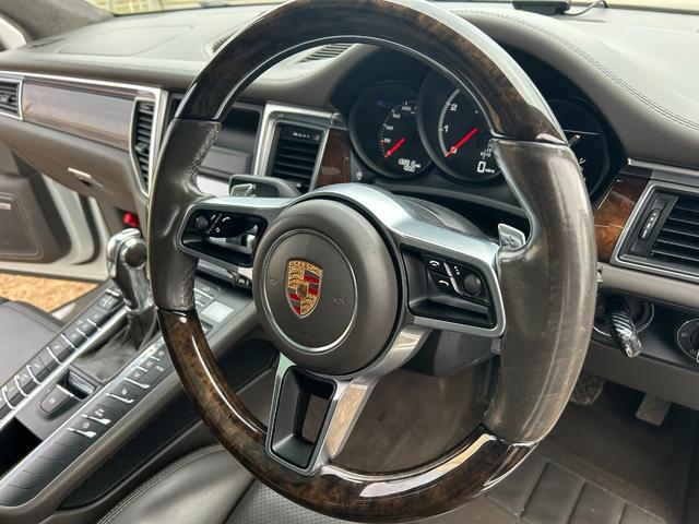 マカン マカン　ターボ　ターボ（５名）　本革シート　電動格納ミラー　３６０度カメラ　シートヒータ　バックモニター　Ｓカメラ　ＨＤＤナビ　盗難防止システム　ツインターボ　オートエアコン　オートライト　４ＷＤ　ナビ（22枚目）