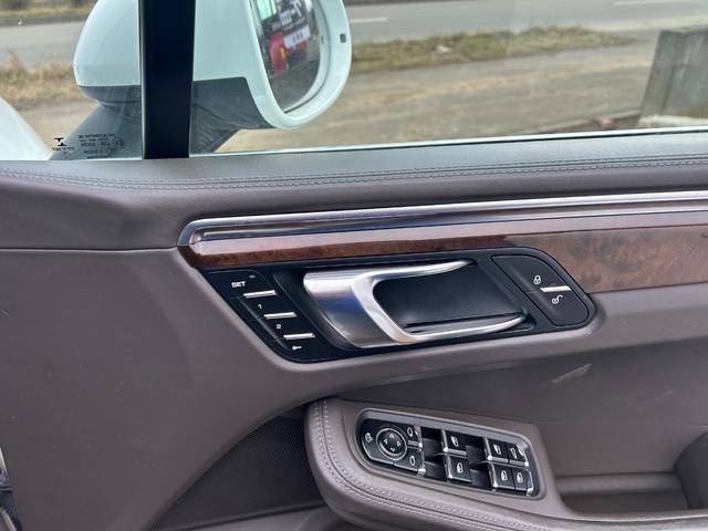 マカン マカン　ターボ　ターボ（５名）　本革シート　電動格納ミラー　３６０度カメラ　シートヒータ　バックモニター　Ｓカメラ　ＨＤＤナビ　盗難防止システム　ツインターボ　オートエアコン　オートライト　４ＷＤ　ナビ（25枚目）