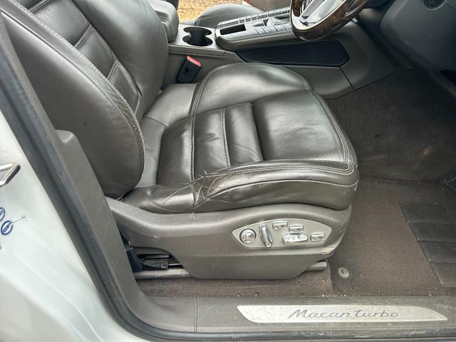 マカン マカン　ターボ　ターボ（５名）　本革シート　電動格納ミラー　３６０度カメラ　シートヒータ　バックモニター　Ｓカメラ　ＨＤＤナビ　盗難防止システム　ツインターボ　オートエアコン　オートライト　４ＷＤ　ナビ（26枚目）