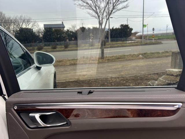 マカン マカン　ターボ　ターボ（５名）　本革シート　電動格納ミラー　３６０度カメラ　シートヒータ　バックモニター　Ｓカメラ　ＨＤＤナビ　盗難防止システム　ツインターボ　オートエアコン　オートライト　４ＷＤ　ナビ（27枚目）