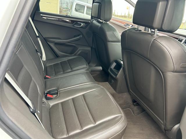 マカン マカン　ターボ　ターボ（５名）　本革シート　電動格納ミラー　３６０度カメラ　シートヒータ　バックモニター　Ｓカメラ　ＨＤＤナビ　盗難防止システム　ツインターボ　オートエアコン　オートライト　４ＷＤ　ナビ（28枚目）