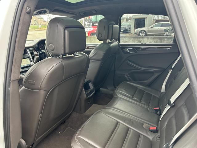 マカン マカン　ターボ　ターボ（５名）　本革シート　電動格納ミラー　３６０度カメラ　シートヒータ　バックモニター　Ｓカメラ　ＨＤＤナビ　盗難防止システム　ツインターボ　オートエアコン　オートライト　４ＷＤ　ナビ（32枚目）