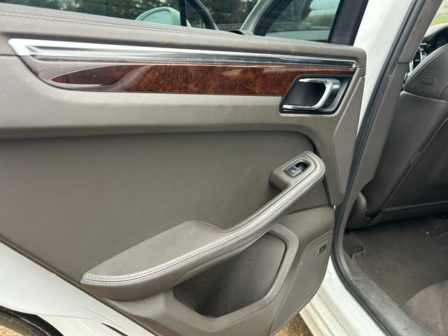 マカン マカン　ターボ　ターボ（５名）　本革シート　電動格納ミラー　３６０度カメラ　シートヒータ　バックモニター　Ｓカメラ　ＨＤＤナビ　盗難防止システム　ツインターボ　オートエアコン　オートライト　４ＷＤ　ナビ（33枚目）