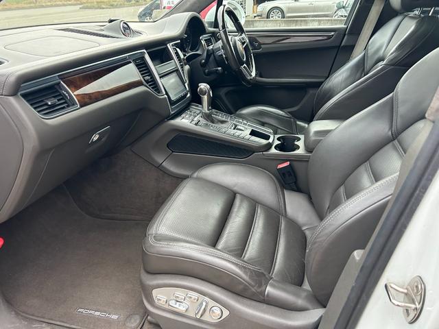 マカン マカン　ターボ　ターボ（５名）　本革シート　電動格納ミラー　３６０度カメラ　シートヒータ　バックモニター　Ｓカメラ　ＨＤＤナビ　盗難防止システム　ツインターボ　オートエアコン　オートライト　４ＷＤ　ナビ（34枚目）