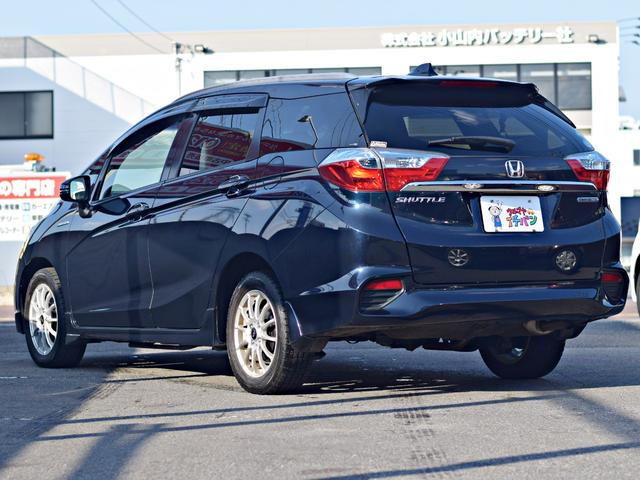 シャトル ハイブリッドＺ　サイドエアバッグ　スマキー　メモリーナビ　キーレスエントリー　ドラレコ　ＬＥＤライト　エアコン　エアバッグ　シートヒーター　アイドリングストップ　アルミホイール　横滑り防止装置　ルーフレール　ナビ（8枚目）