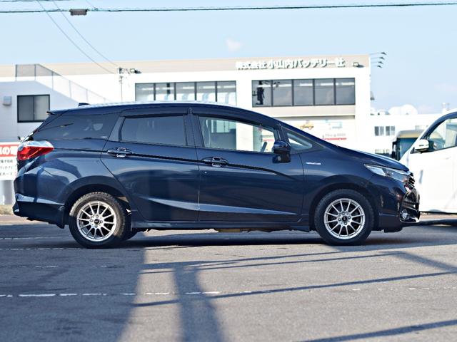 シャトル ハイブリッドＺ　サイドエアバッグ　スマキー　メモリーナビ　キーレスエントリー　ドラレコ　ＬＥＤライト　エアコン　エアバッグ　シートヒーター　アイドリングストップ　アルミホイール　横滑り防止装置　ルーフレール　ナビ（11枚目）