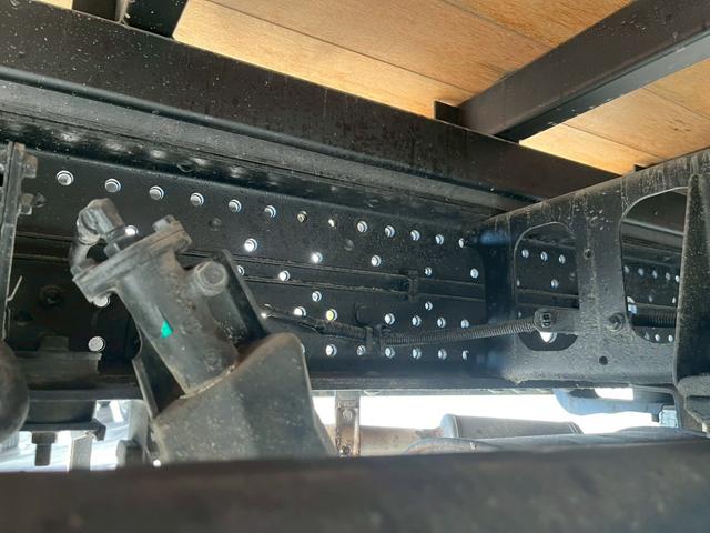 フォワード クレーン付き平ボデー 4段ラジコン仕様ロングジャッキセルフクレーン(28枚目)