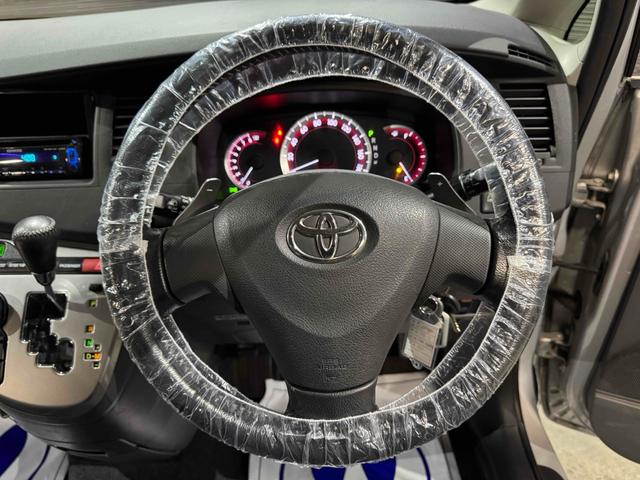 アイシス プラタナ　４ＷＤ　両側スライドドア　ＨＩＤ　スマートキー　電動格納ミラー　３列シート　ＣＶＴ　アルミホイール　ＣＤ　盗難防止システム　衝突安全ボディ　ＡＢＳ　エアコン　パワーステアリング　パワーウィンドウ（3枚目）