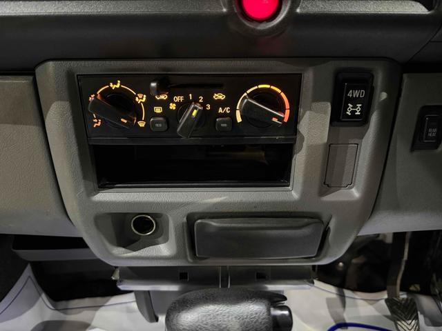 NV100クリッパーバン GX 4WD AT アルミホイール エアコン 運転席エアバッグ 助手席エアバッグ CD MD(5枚目)
