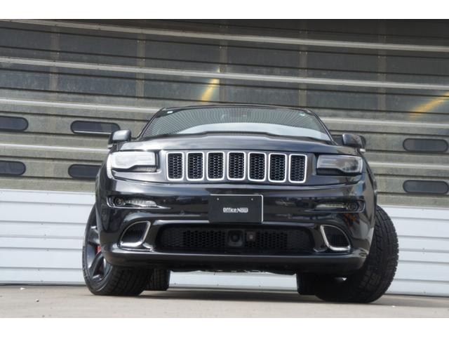 ＳＲＴ８　／ＳＲＴ８／サンルーフ／パワーバックドア／パワーシート／Ｂｌｕｅｔｏｏｔｈ接続／ＵＳＢ入力端子／ＨＩＤ／ＥＴＣ／４ＷＤ／バックカメラ／地デジ／盗難防止システム／純正２０ＡＷ／キーレスエントリー／(10枚目)