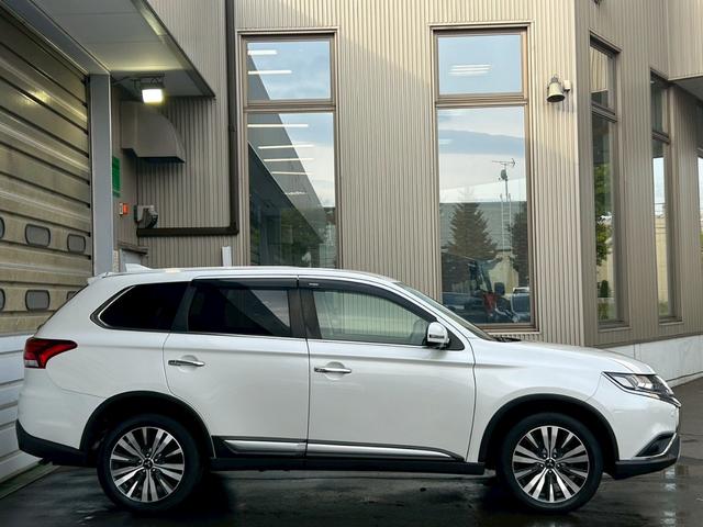 アウトランダー ２４Ｇ　寒冷地仕様車　／　電動リアゲート　／　全周囲カメラ　／　純正アルミホイール　／　クルーズコントロール　／　ステアリングヒーター　／　障害物センサー　／　３列シート　ＥＴＣ（6枚目）